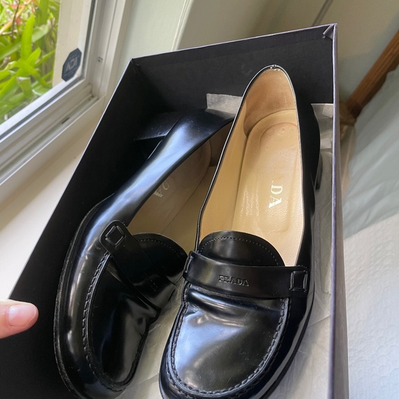 Prada Black Leather shoes - Picture 1 of 8